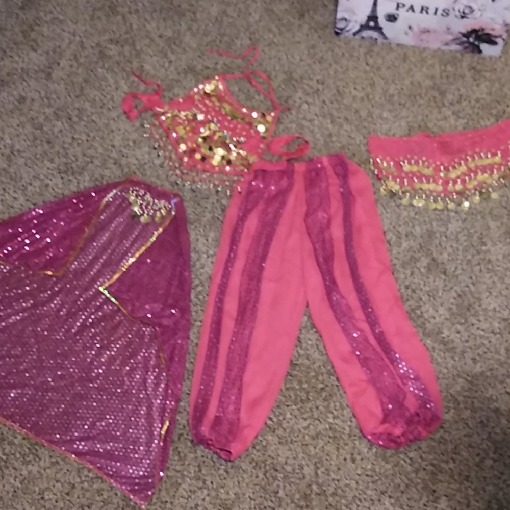 Girls dress up Arabian outfit